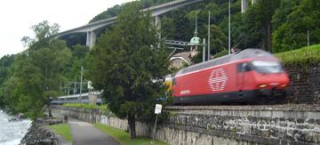 Train longeant le lac