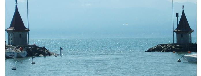 Vagues entrant dans un port